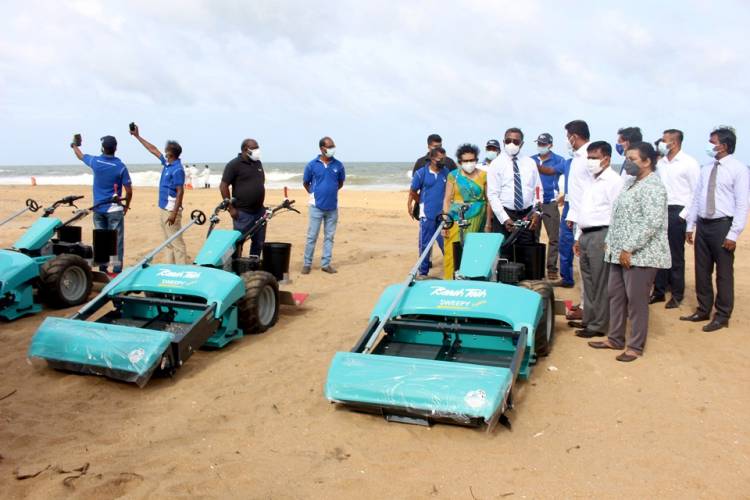 சிங்கப்பூர் நிறுவனத்தினால் கடற்கரையை  சுத்தம் செய்யும் இயந்திரங்கள் அன்பளிப்பு